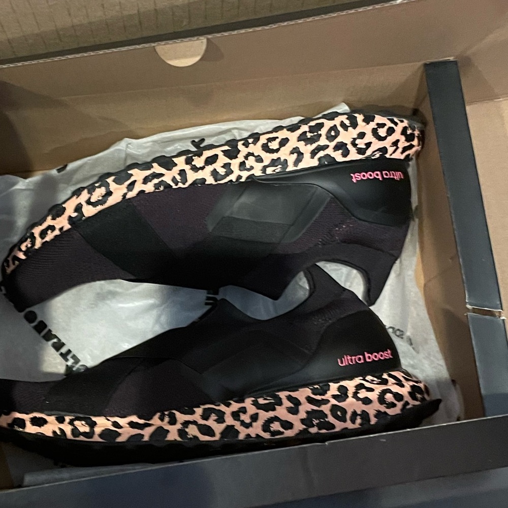 Worn once size 7.5 W
ULTRABOOST SLIP ON DNA.  Black with pink leopard soles